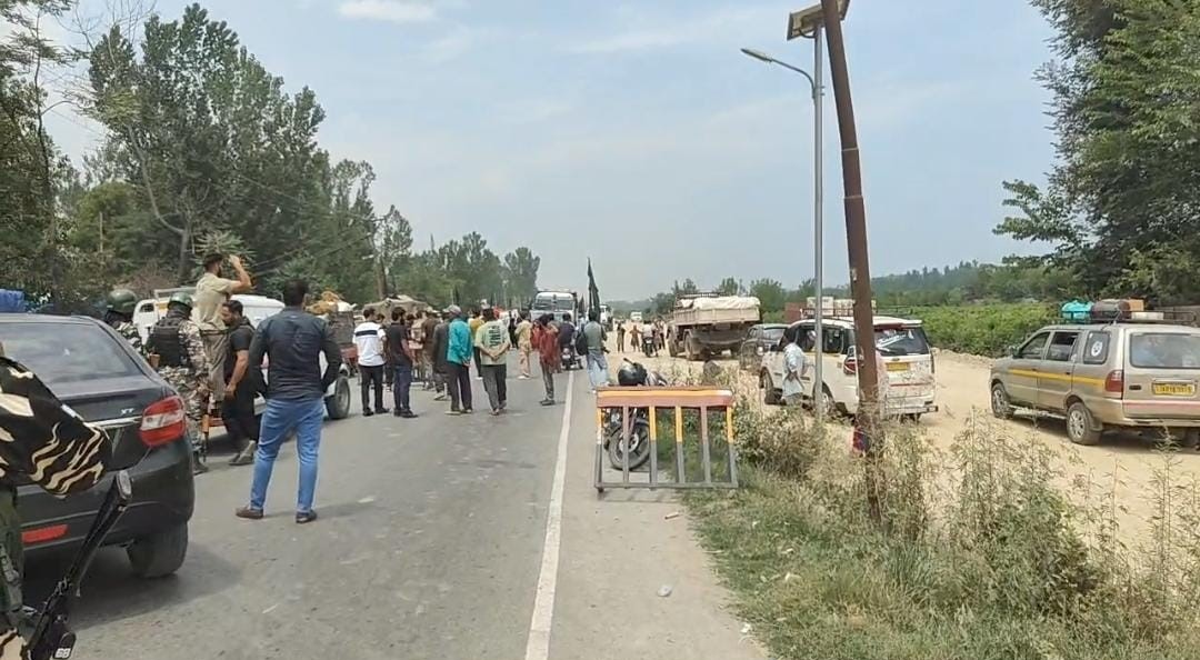 'People again block highway in Pattan over drinking water crises'